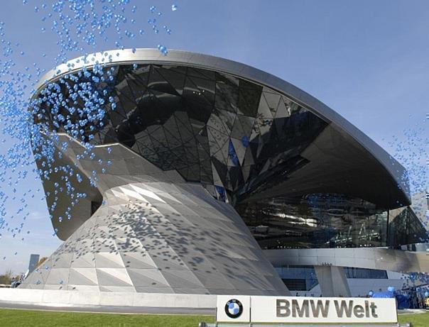 Insgesamt 800 geladene Gäste und die 400 Mitarbeiter feierten heute gemeinsam die Eröffnung der BMW Welt. 